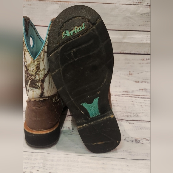 Ariat Round Toe Boots - Picture 3 of 6